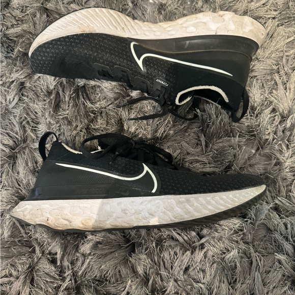 Nike fly knit shoes - Picture 2 of 3